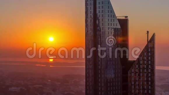 早晨日出俯瞰迪拜天际线鸟瞰市中心地标时间视频的预览图