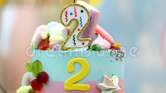 特写幼儿生日蛋糕装饰各种美食和可食用图片孩子们生日聚会视频的预览图