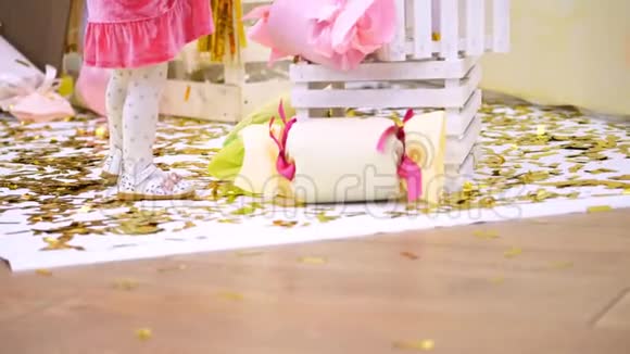 孩子假期孩子聚会生日特写散落在地板上的许多金色的花苞糖果和视频的预览图