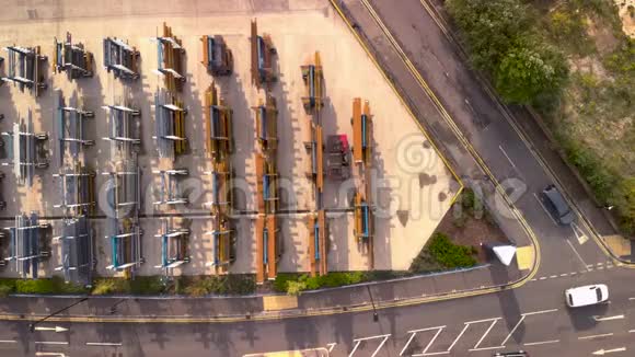 叉车在谢菲尔德的工业现场运送大型金属钢管2018年夏季视频的预览图
