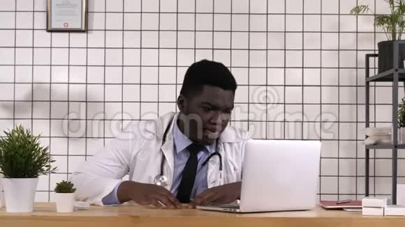 非洲药师看着一盒药丸视频的预览图