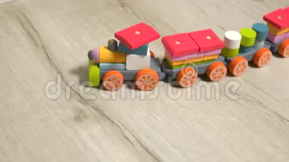幼儿玩玩具木火车视频的预览图