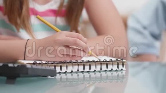 女孩手里拿着铅笔在笔记本上画画视频的预览图
