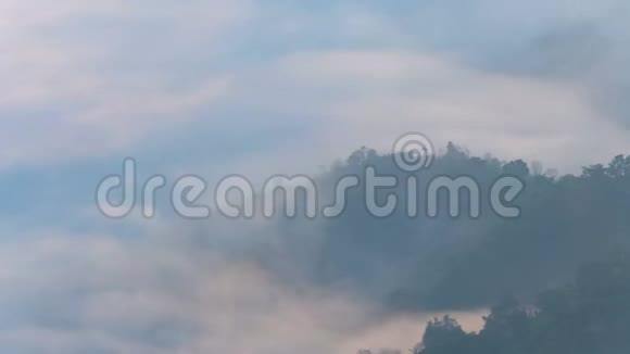 雾在山上移动阳光普照时光飞逝视频的预览图