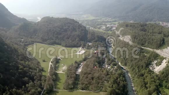 欧洲斯洛文尼亚美丽的索卡河山谷的空中射击4K航班视频的预览图