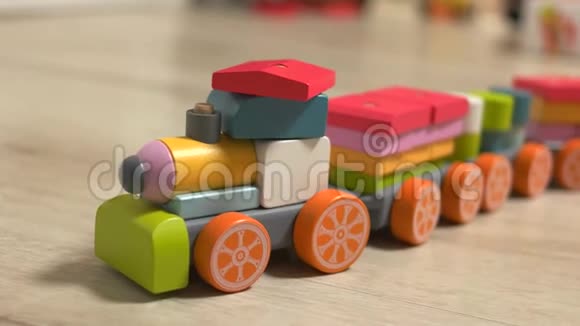 地板上五颜六色的木制玩具火车视频的预览图