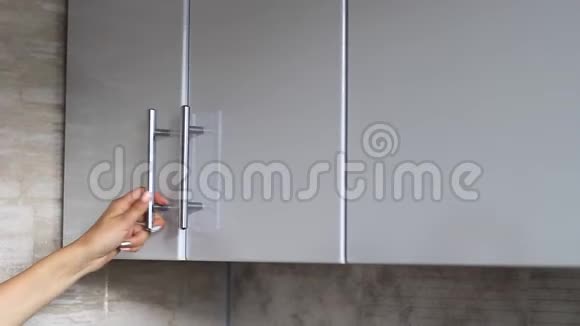 女性手把盘子放在储物柜的烘干机里视频的预览图
