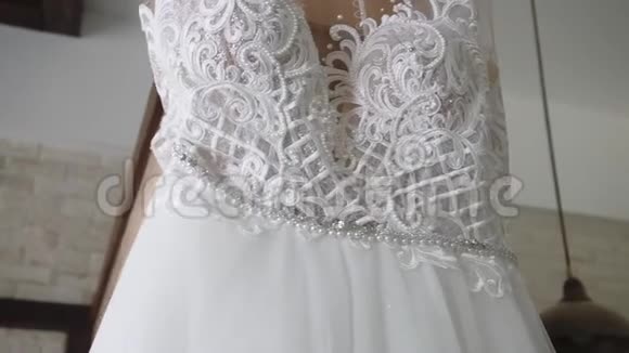 新娘的白色漂亮的婚纱视频的预览图