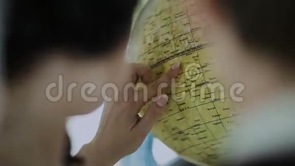 一个女人看着地球视频的预览图