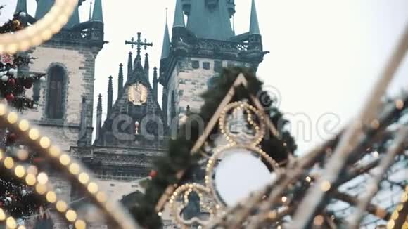 捷克共和国布拉格老城广场圣诞节的廷斯基教堂红色摄像机拍摄10位彩色视频的预览图