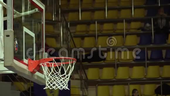 漂亮的投掷篮球箍慢动作球飞进篮里讲台背景的概念视频的预览图
