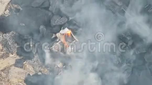准备烧炭和火焰燃烧木炭用作烹饪火焰视频的预览图