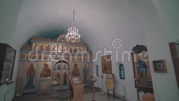东正教教堂内部的全景墙壁上可见的图标和图标视频的预览图