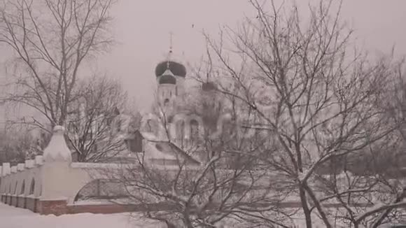 大的白色东正教教堂圆顶上有金色的东正教十字架总体规划视频的预览图