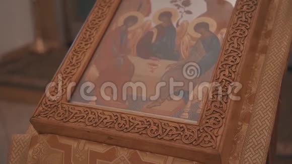 东正教教堂基督教祭坛的特写祭坛上是一个木箱子里面有一本教堂的书视频的预览图