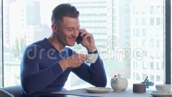 帅哥在饭店喝茶聊天视频的预览图