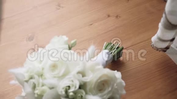 美丽的婚礼花束金戒指新娘饰品慢动作1视频的预览图