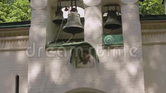 有钟的东正教教堂的墙从下到上的全景图视频的预览图