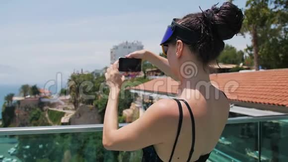 欧洲老城区旅游女游客用智能手机拍照视频的预览图