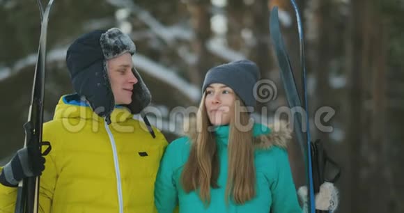 在冬季森林训练期间滑雪板上的活跃的高级夫妇在雪地里滑行视频的预览图