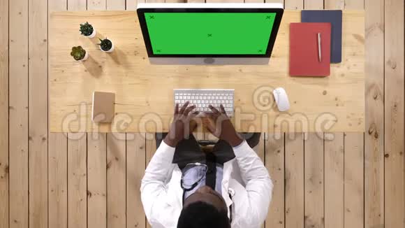 医务人员在电脑上打字白色显示器视频的预览图