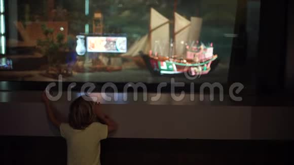小男孩在博物馆里看立体展览视频的预览图