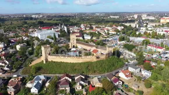 卢茨克卢巴特城堡的鸟瞰图摄像机从左到右跟踪视频的预览图