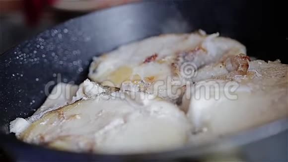 把盐和香料倒入白鱼上在平底锅里煎特写食物很好吃视频的预览图