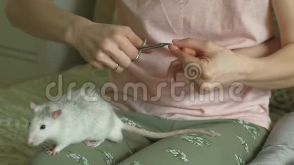 女人剪指甲视频的预览图