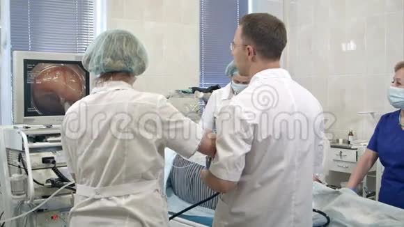有探头的胃肠医生进行胃镜检查视频的预览图