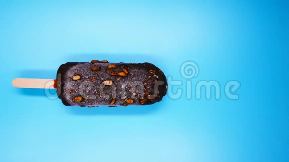 巧克力外冰棍豌豆坚果融化蓝色时间流逝视频的预览图