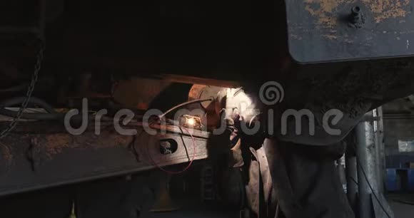 在工作的焊工焊工修理大型卡车工作中焊机慢动作拍摄人类进行焊接工作视频的预览图