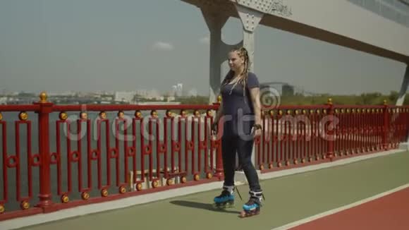 女性轮滑时欣赏城市风景视频的预览图