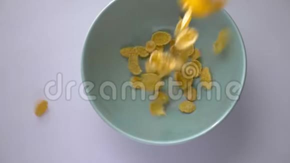 玉米片的特写镜头落在早餐碗里健康可口的所有美国食物视频的预览图