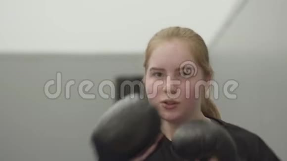 一位年轻的金发女孩戴着拳击手套在镜头前翻脸视频的预览图