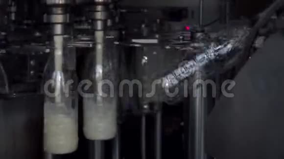 牛奶生产线牛奶厂自动化生产线乳品厂塑料瓶倒牛奶视频的预览图