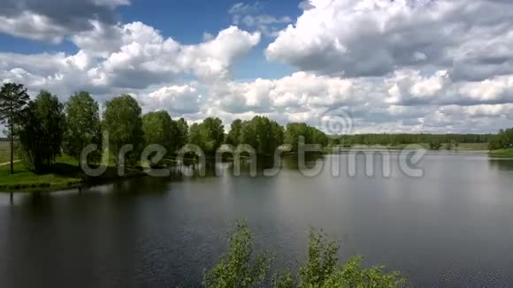 平静的河水映出树木和云彩的轮廓视频的预览图