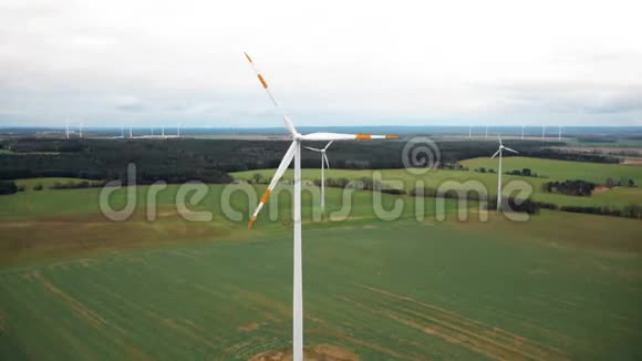 无人机上升以上大型风车涡轮与红色叶片条纹替代可持续的生态能源概念视频的预览图
