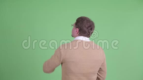 超重胡须男子手指和方向的后视图视频的预览图