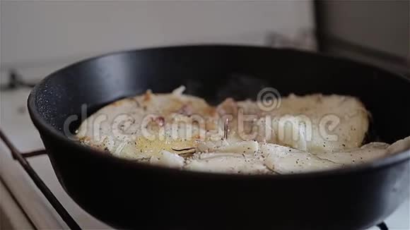 白鱼在炉子上的平底锅里煎侧视不错的计划沸腾的油泡是可见的视频的预览图