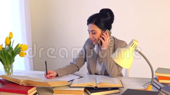 戴眼镜的自信女人熟练的办公室经理拿着纸文件视频的预览图