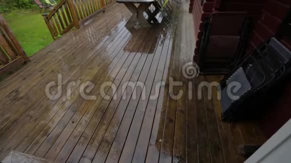 夏日的木天井雨美丽的天气背景视频的预览图