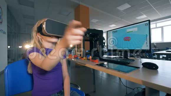 昆托里姆实验室一个十几岁的女孩戴着虚拟现实的眼镜手递过来视频的预览图