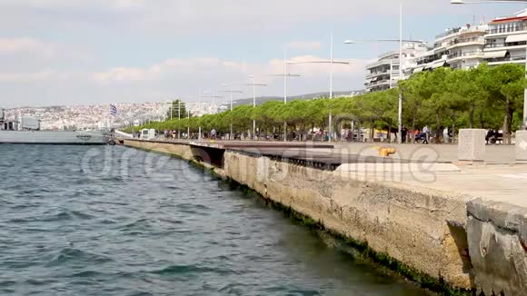 希腊塞萨洛尼基市的海岸蓝天上的云彩和住宅建筑视频的预览图