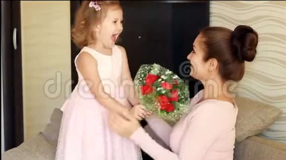 可爱的女孩祝贺她的母亲生日或她母亲日子视频的预览图