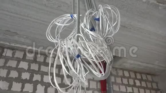施工现场电线的电气安装天花板布线视频的预览图