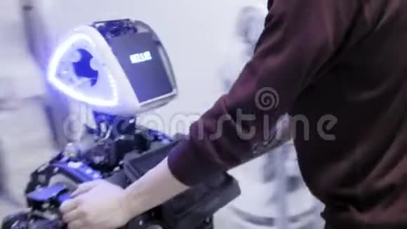 生产机器人的工厂工程师把机器人通过工厂把机器人送到另一个车间视频的预览图