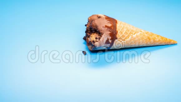 蓝色背景下巧克力冰淇淋甜筒融化时间视频的预览图