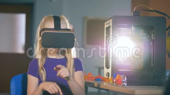 一个女孩被特殊的眼镜淹没在虚拟现实中视频的预览图