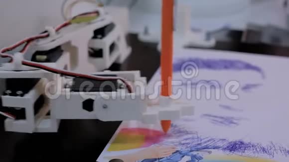 机器人手臂与橙色笔画肖像机器人未来展视频的预览图